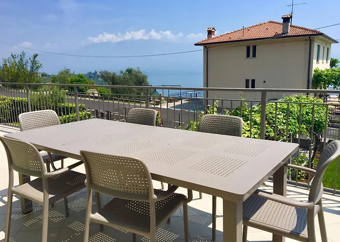 Casa con ampio terrazzo, vista lago e giardino
